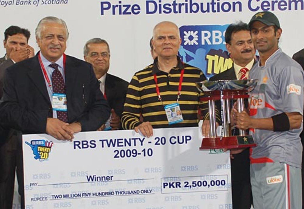 Shoaib Malik receives the winners' cheque, Faisalabad Wolves v Sialkot Stallions, RBS Twenty20 Cup final, Karachi, March 7, 2010