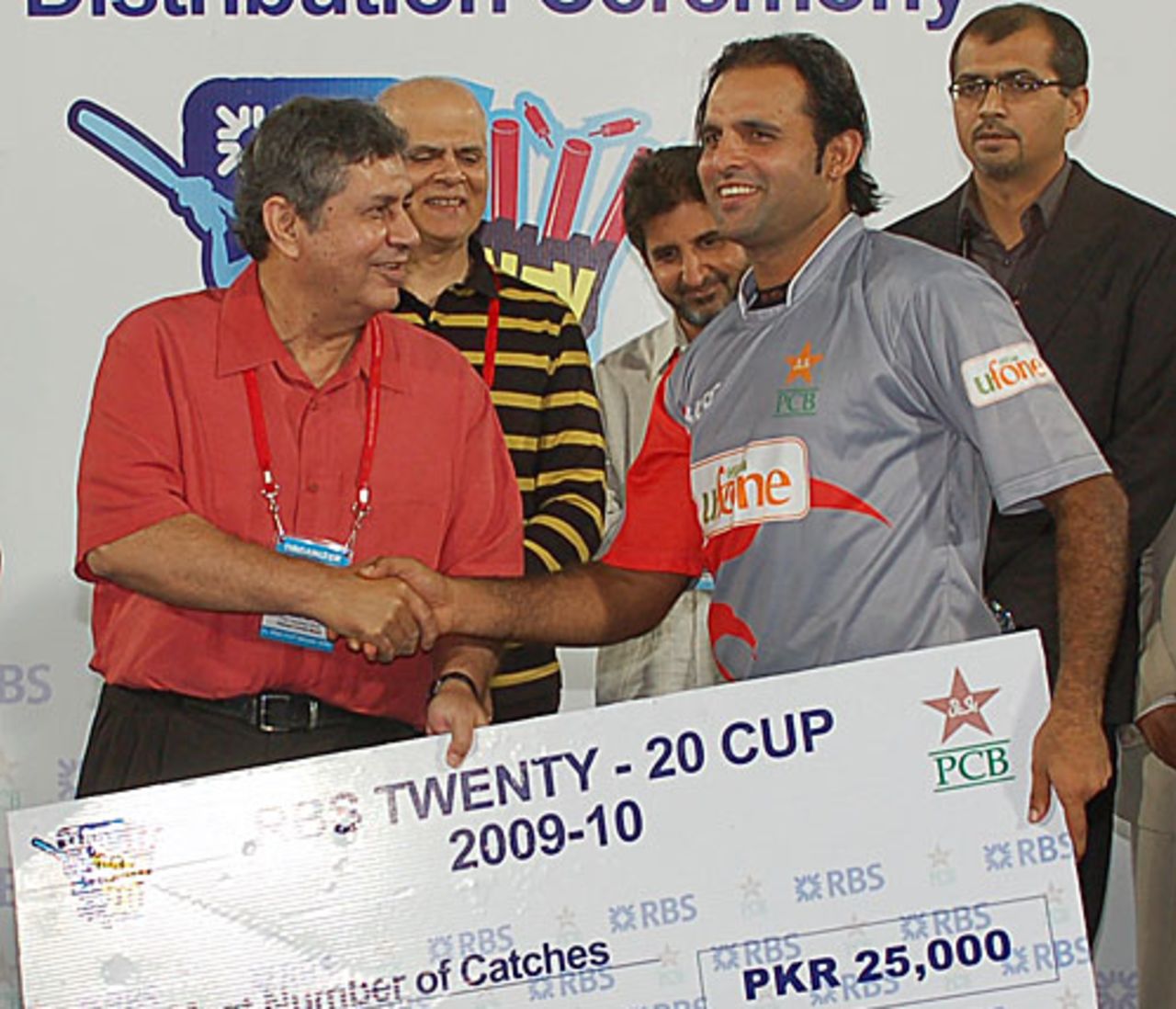Naved-ul-Hasan receives the award for taking the most catches, Faisalabad Wolves v Sialkot Stallions, RBS Twenty20 Cup final, Karachi, March 7, 2010