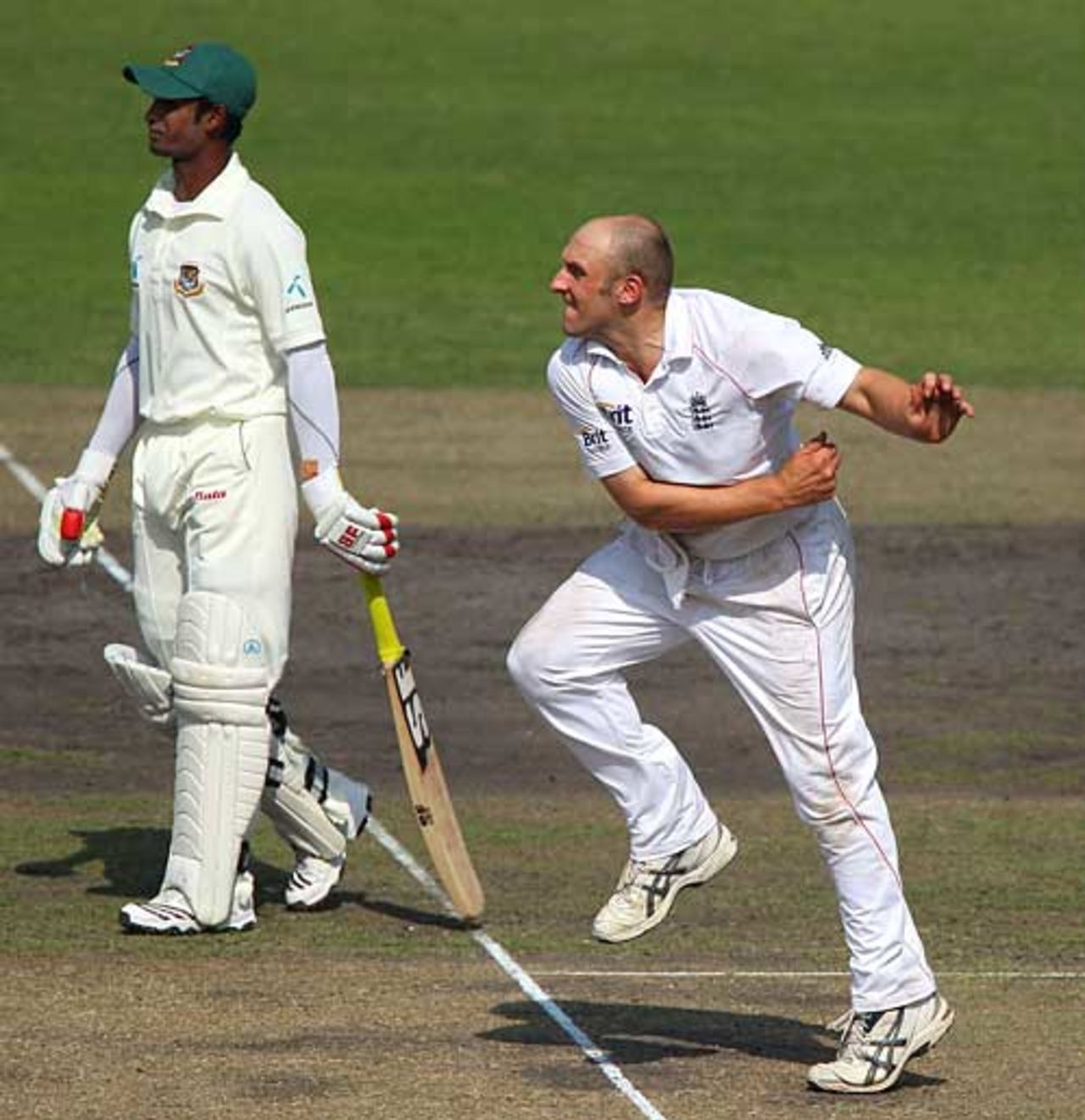 James Tredwell enjoyed a useful start to his Test career, Bangladesh v England, 2nd Test, Dhaka, 1st day, March 20, 2010

