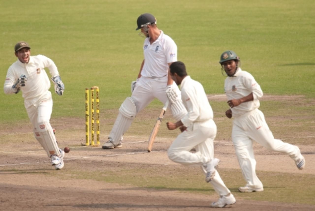 Shakib al Hasan and team-mates celebrate Jonathan Trott's dismissal, Bangladesh v England, 2nd Test, Dhaka, 3rd day, March 22, 2010