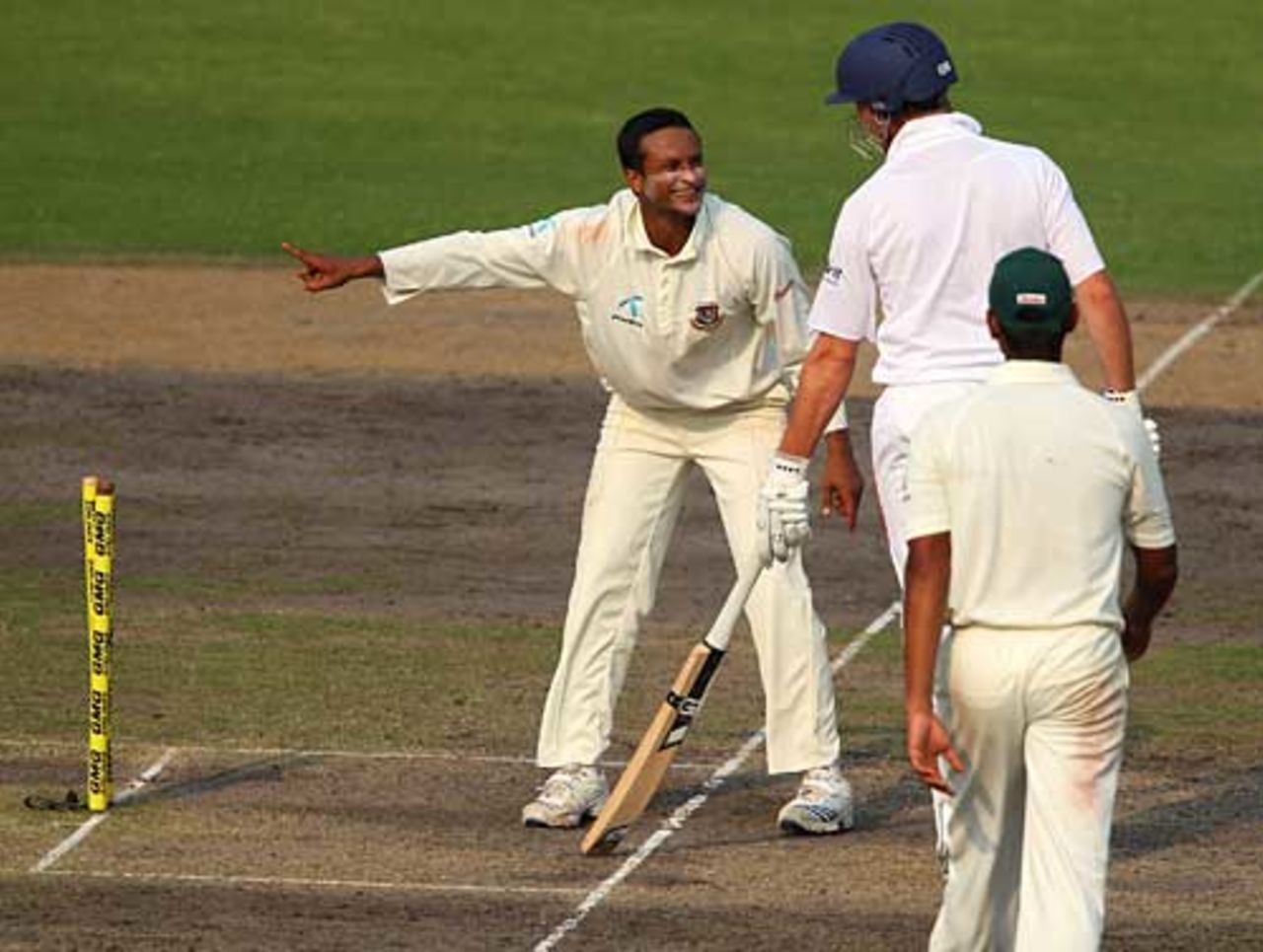 Shakib Al Hasan celebrates running out Graeme Swann, Bangladesh v England, 2nd Test, Dhaka, 3rd day, March 22, 2010