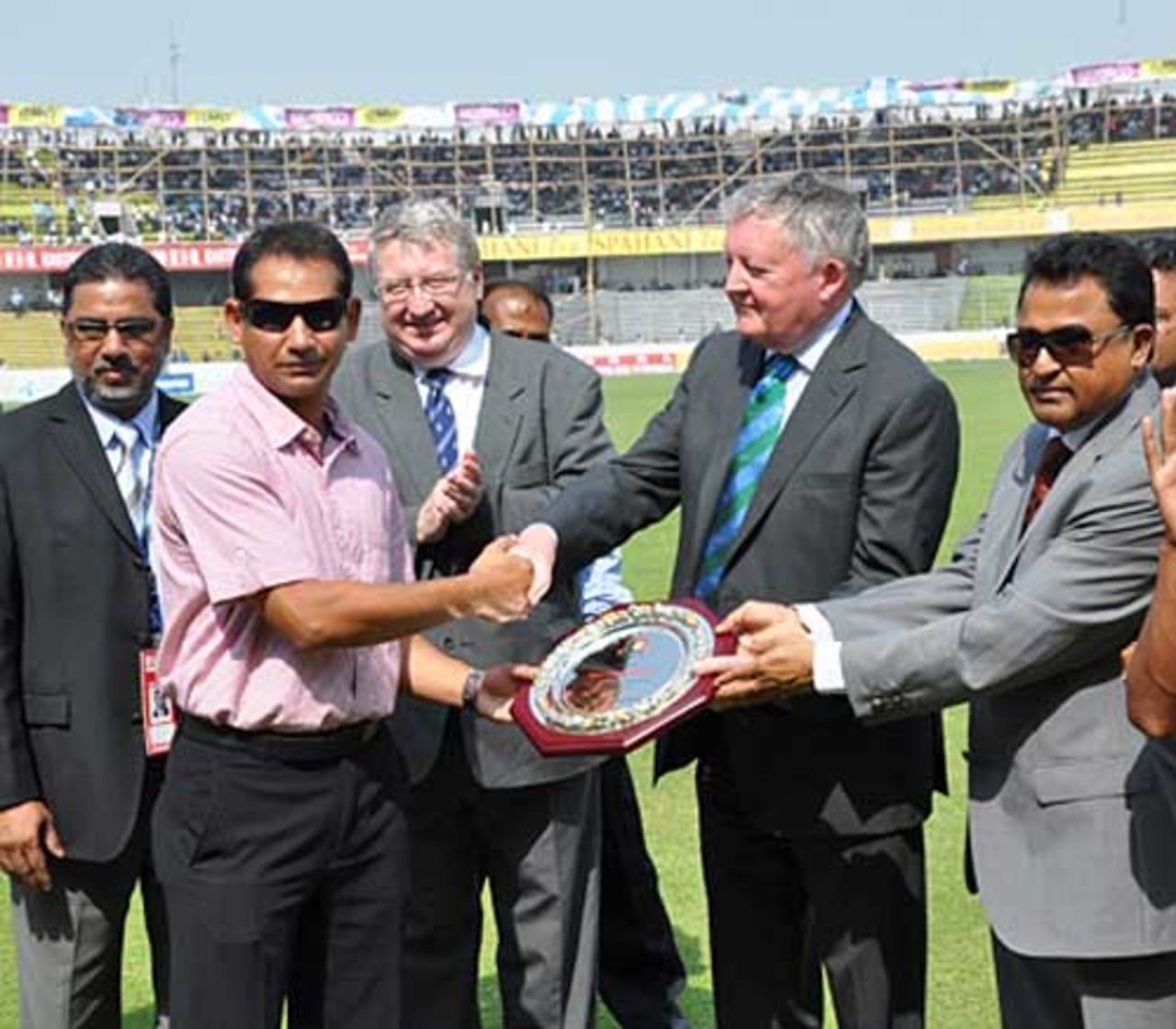 Habibul Bashar, the former Bangladesh captain, receives a memento from ICC president David Morgan after announcing his retirement, Dhaka, March 23, 2010