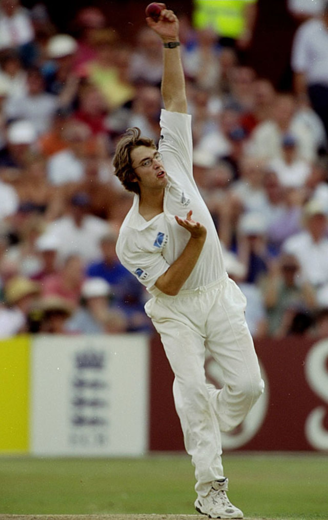 Daniel Vettori bowls, England v New Zealand, 3rd Test, Old Trafford, 2nd day, August 6, 1999