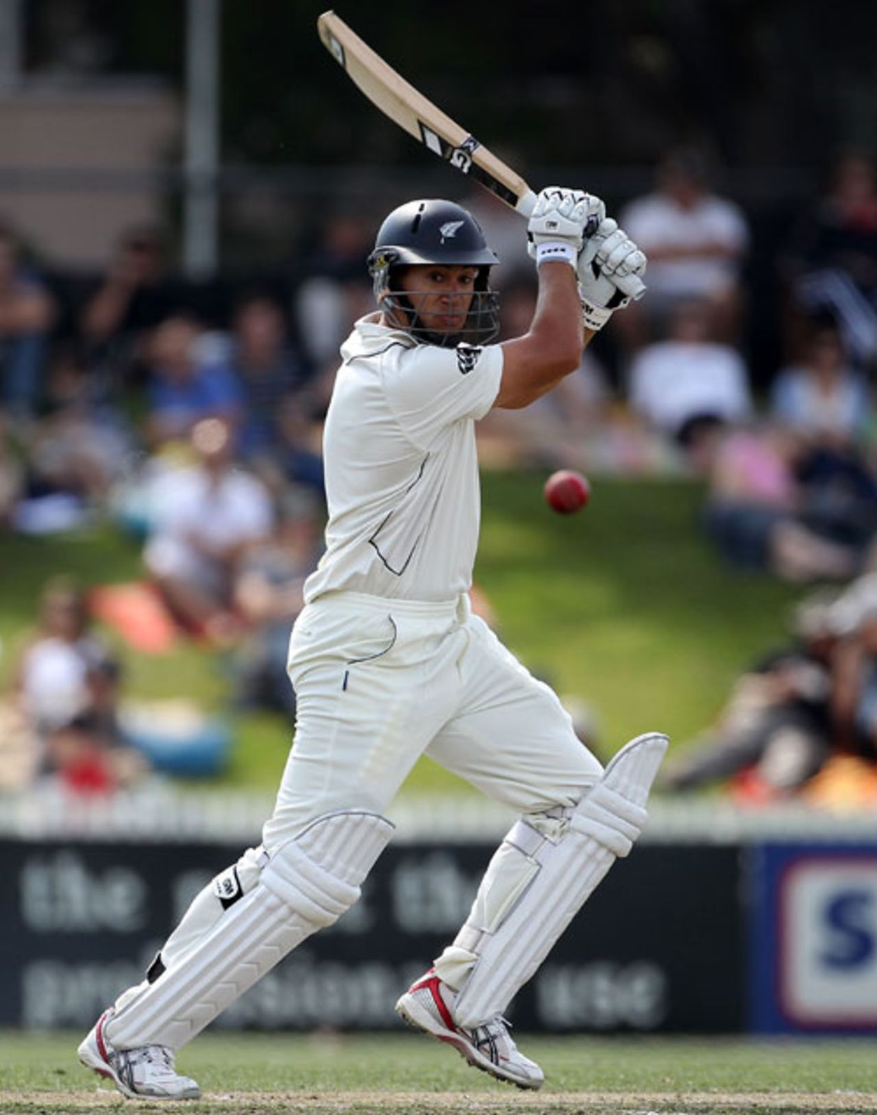 Ross Taylor shows his aggressive style, New Zealand v Australia, 2nd Test, Hamilton, 2nd day, March 28, 2010