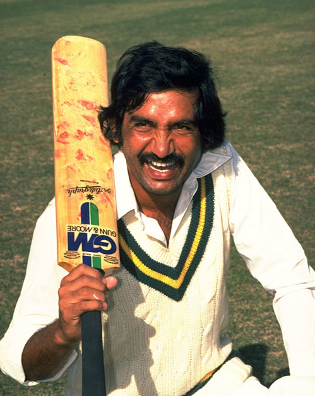 Sadiq Mohammad poses with the bat during a training session, Lahore, November 29, 1980