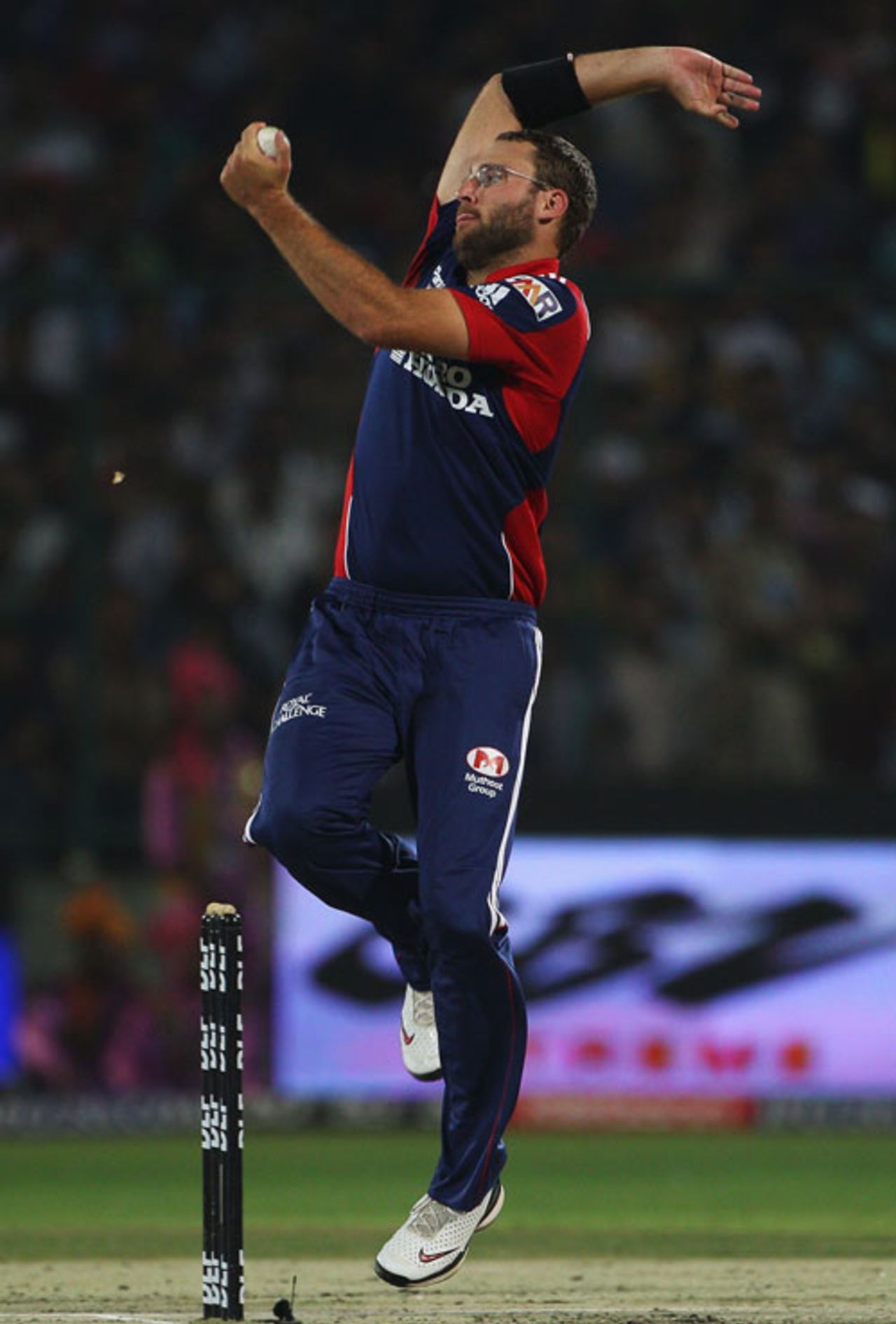Daniel Vettori in his delivery stride, Delhi Daredevils v Royal Challengers Bangalore, IPL, Delhi, April 4, 2010