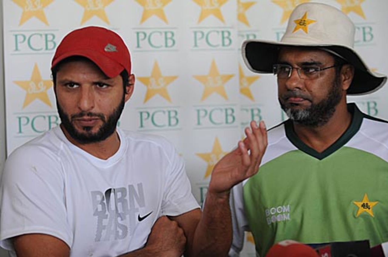 Shahid Afridi and Waqar Younis address the media, Lahore, April 18, 2010