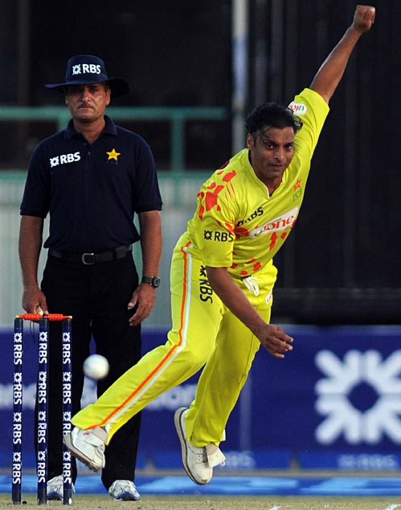 Shoaib Akhtar in action during a domestic match, Federal Areas Leopards v Khyber-Pakhtunkhwa Panthers, RBS Pentangular One-Day Cup, Karachi, April 21, 2010