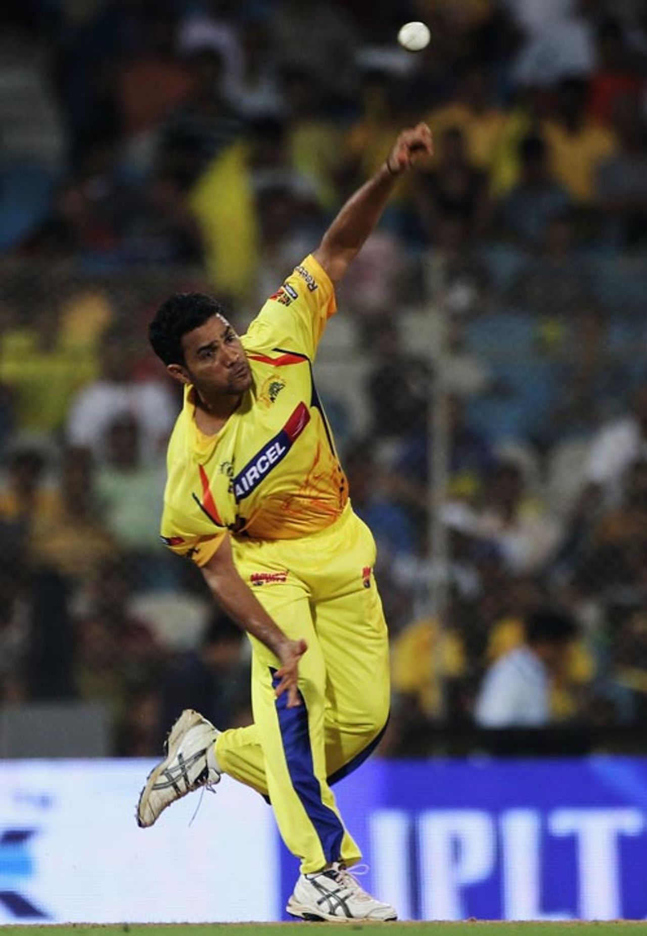 Shadab Jakati tosses the ball up, Deccan Chargers v Chennai Super Kings, IPL, 2nd semi-final, April 22, 2010