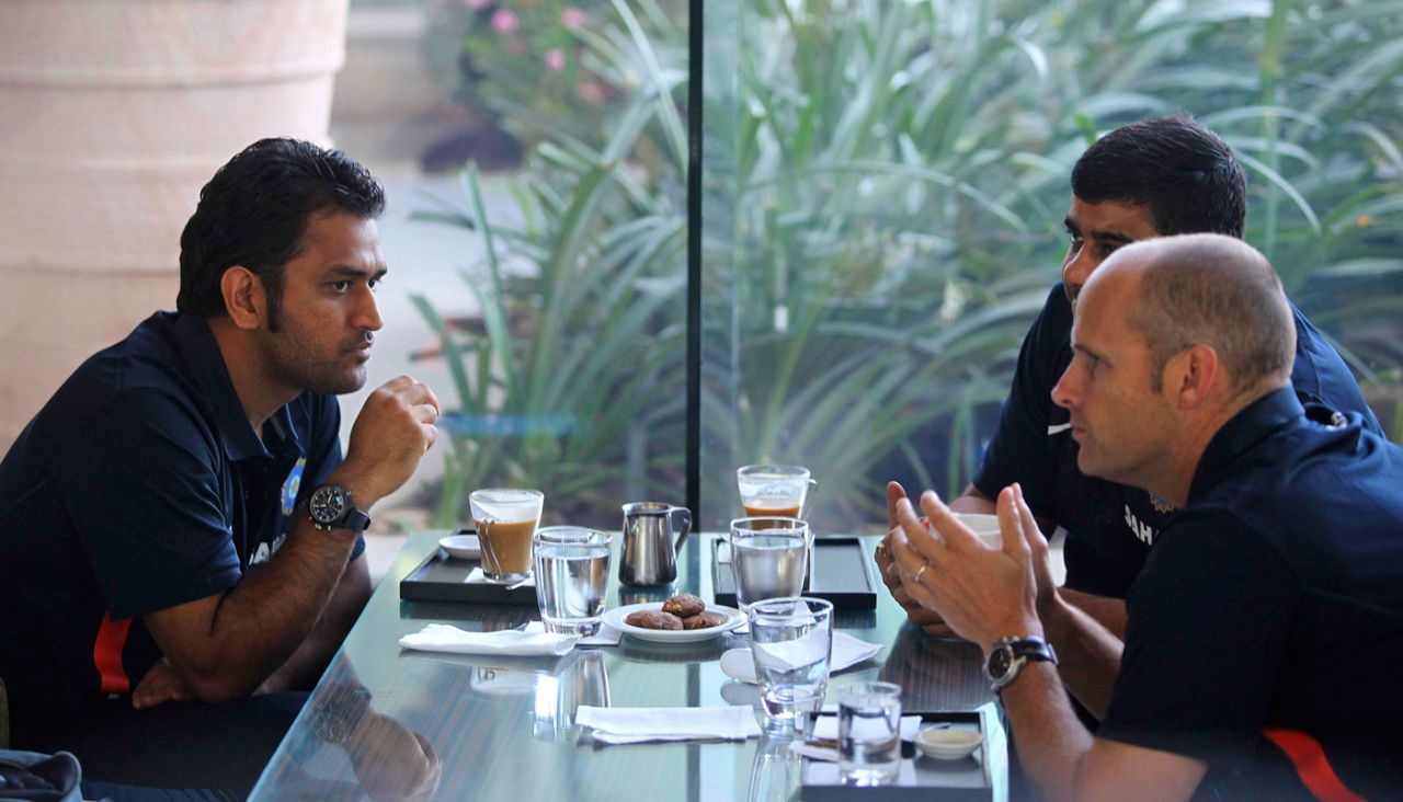MS Dhoni and Gary Kirsten have a discussion, Mumbai, April 27, 2010