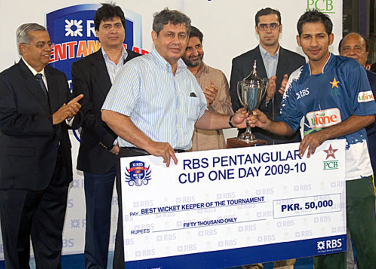 Sarfraz Ahmed receives the best wicketkeeper award, Baluchistan Bears v Sind Dolphins, RBS Pentangular One Day Cup, final, Karachi, April 29, 2010 