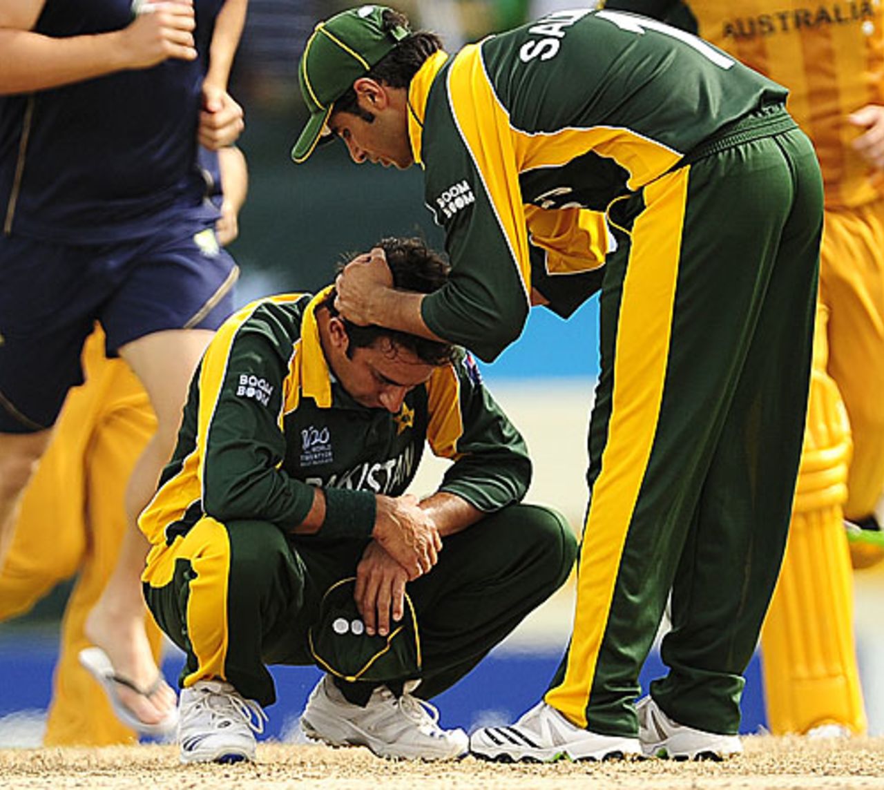 Salman Butt consoles Saeed Ajmal after Pakistan's shock defeat, Australia v Pakistan, 2nd semi-final, ICC World Twenty20, St Lucia, May 14, 2010