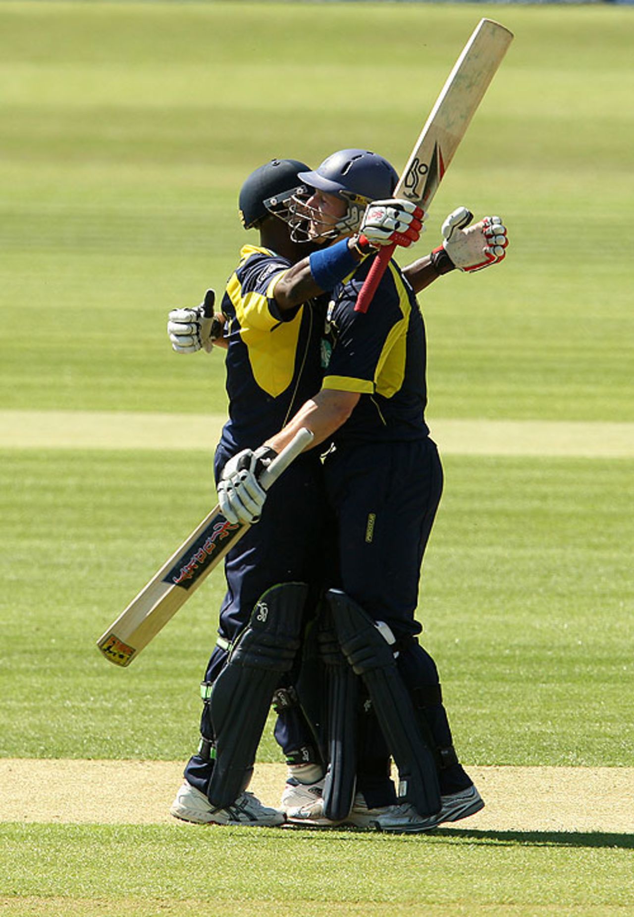 Jimmy Adams and Michael Carberry both made hundreds as Hampshire scored 341 for 6 against Warwickshire, Warwickshire v Hampshire, Clydesdale Bank 40, May 22, 2010