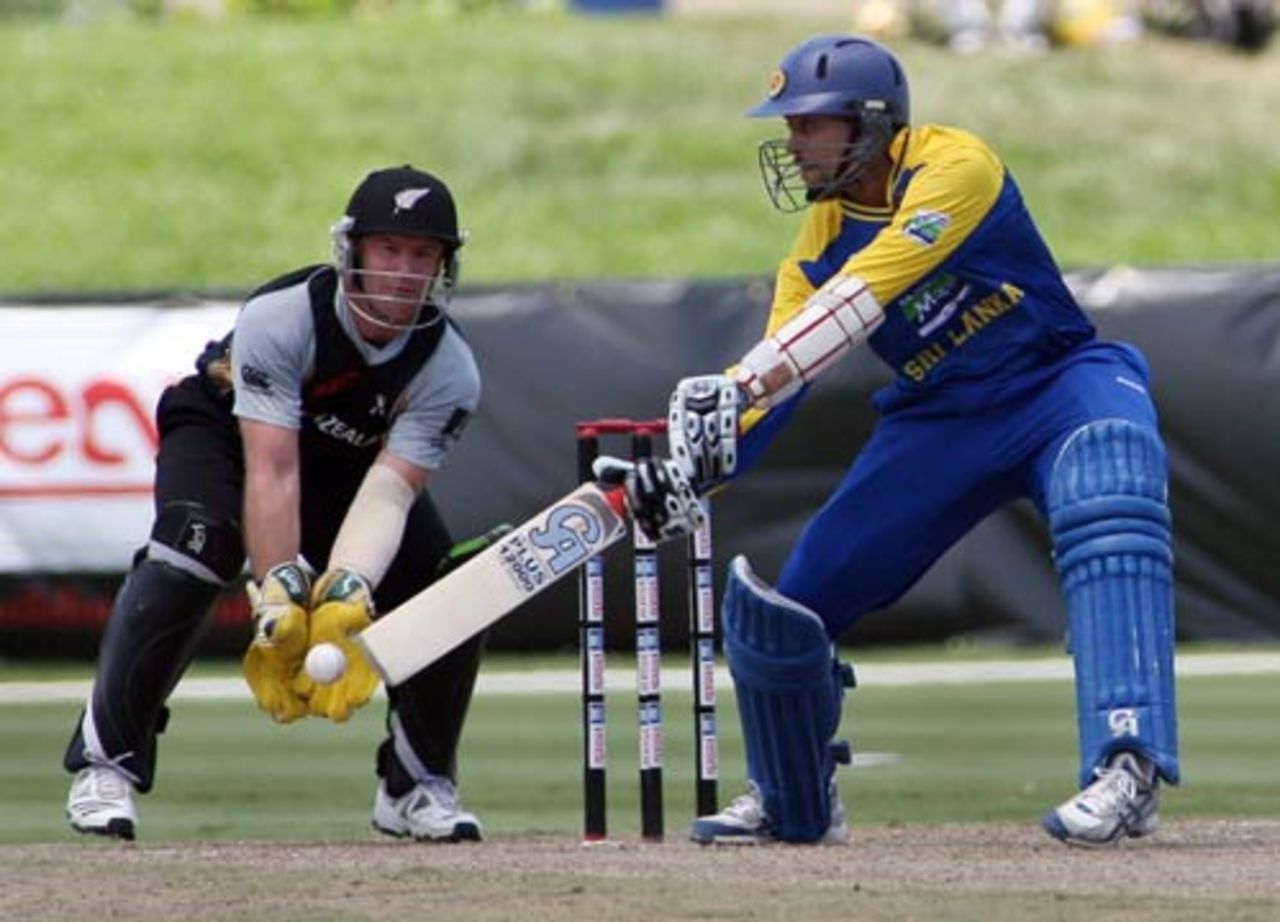 Tillakaratne Dilshan cuts during his unbeaten 33, New Zealand v Sri Lanka, 2nd Twenty20 international, Florida, May 23 2010