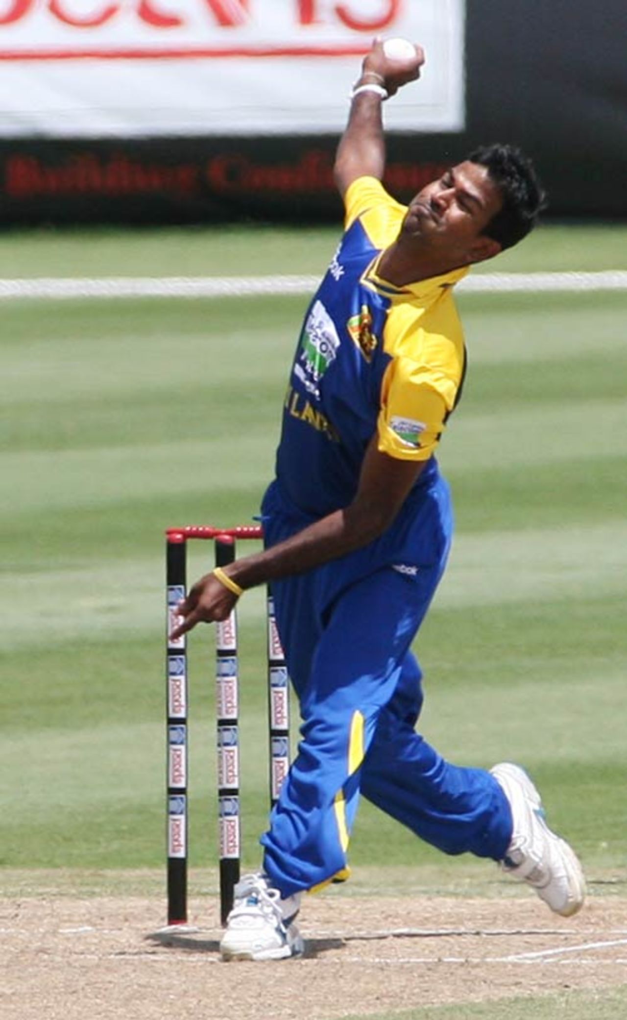 Nuwan Kulasekara in his delivery stride, New Zealand v Sri Lanka, 2nd Twenty20 international, Florida, May 23 2010