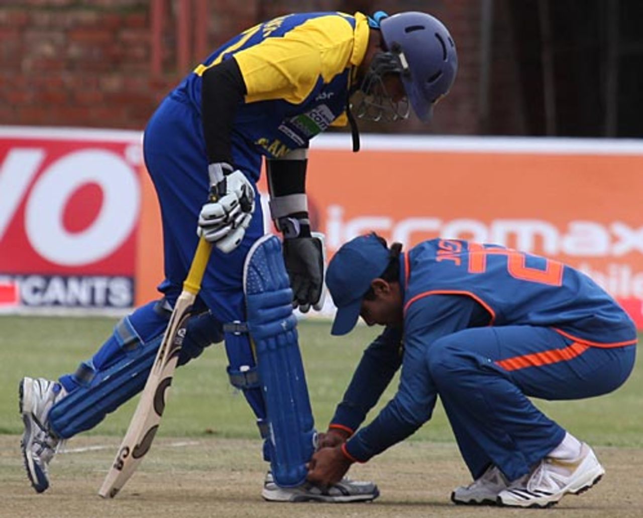 Ravindra Jadeja ties Tillakaratne Dilshan's laces, India v Sri Lanka, Tri-series, 2nd ODI, Bulawayo, May 30, 2010