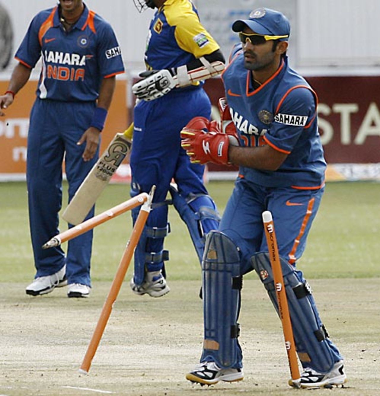 Dinesh Karthik runs out Upul Tharanga, India v Sri Lanka, Tri-series, 2nd ODI, Bulawayo, May 30, 2010