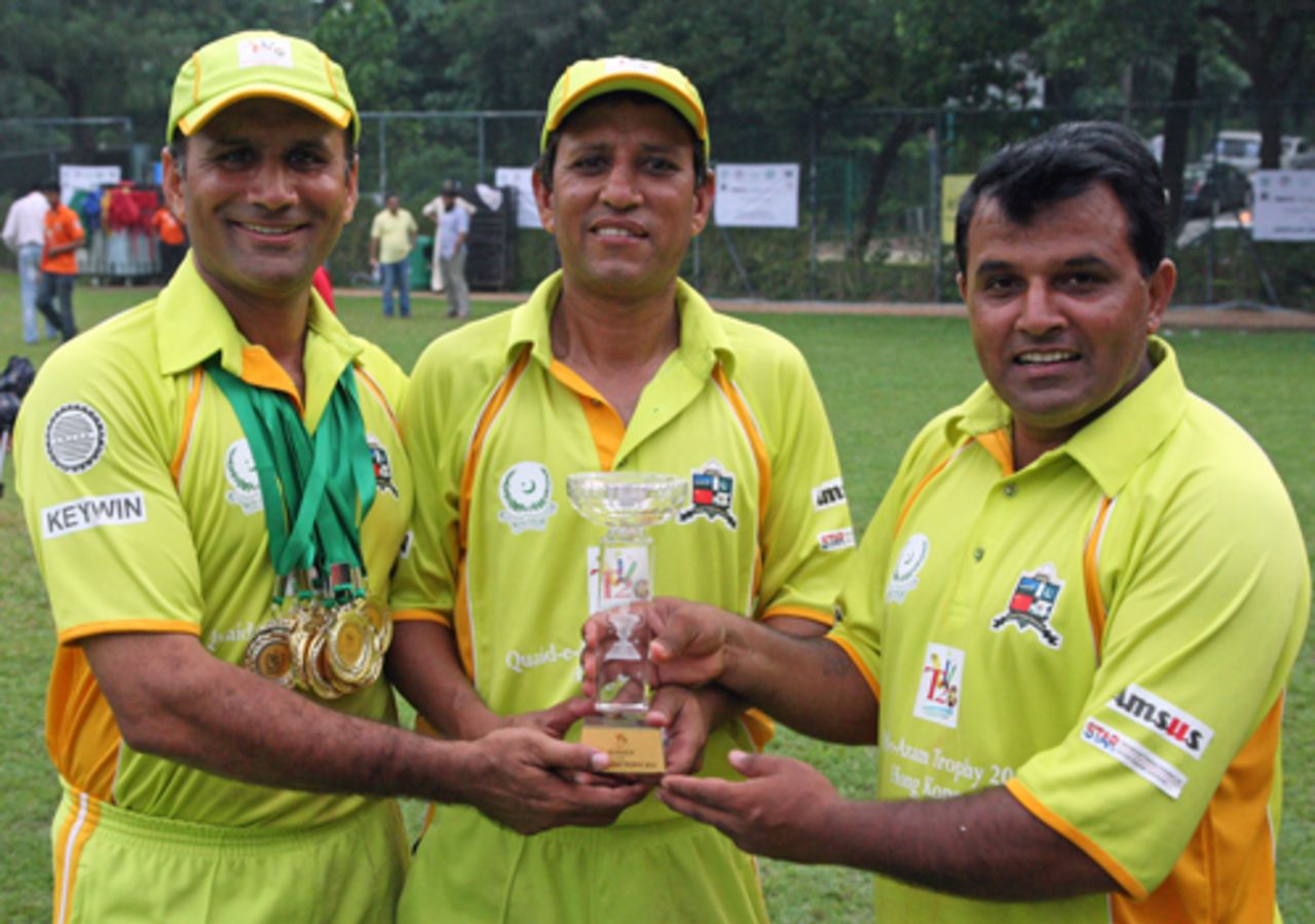 Winning Smiles - Pakistan Association's victorious captain Ilyas Gull (centre) is flanked by joint Players of the Tournament Najeeb Amar (left) and Muhammad Imran (right) after the awards ceremony at the Quaid-e-Azam Trophy 2010