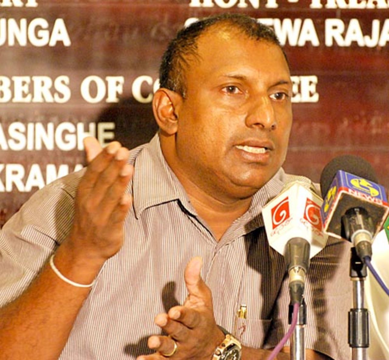 Aravinda de Silva, Sri Lanka's new chairman of selectors, at a press conference, Colombo, May 31, 2010