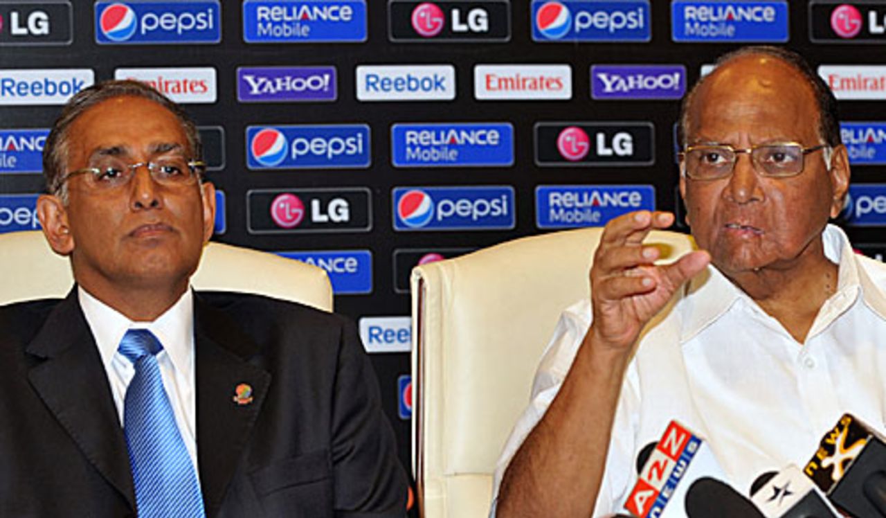 Haroon Lorgat and Sharad Pawar address a press conference, Mumbai, June 1, 2010