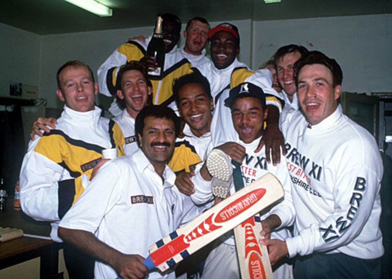 Warwickshire celebrate Brian Lara's 501, Warwickshire v Durham, County Championship, Edgbaston, 4th day, June 6, 1994