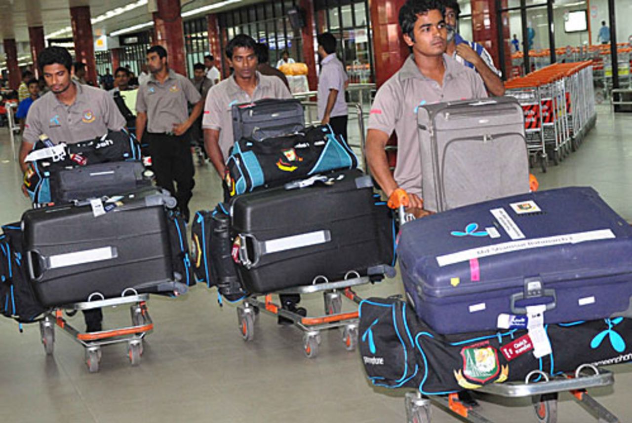 The Bangladesh team arrive in Dhaka after the England tour, Dhaka, June 10, 2010