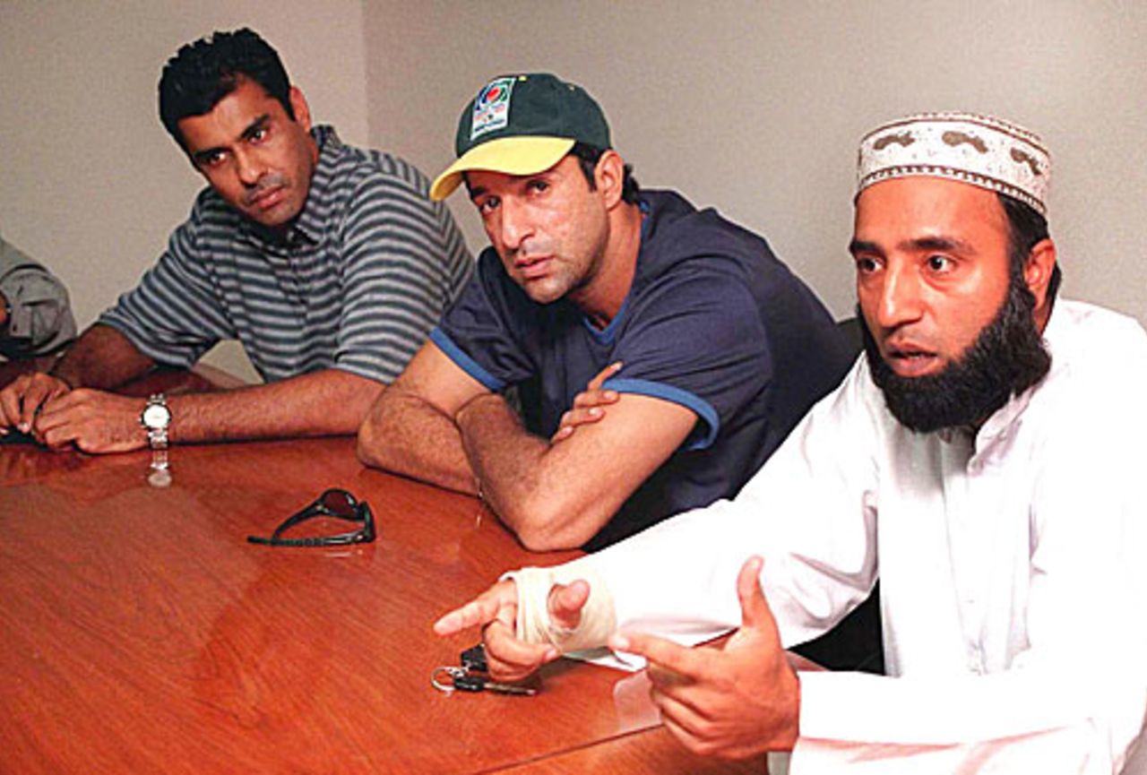 Waqar Younis, Wasim Akram and Saeed Anwar at a press conference in Lahore, Lahore, November 17, 2001