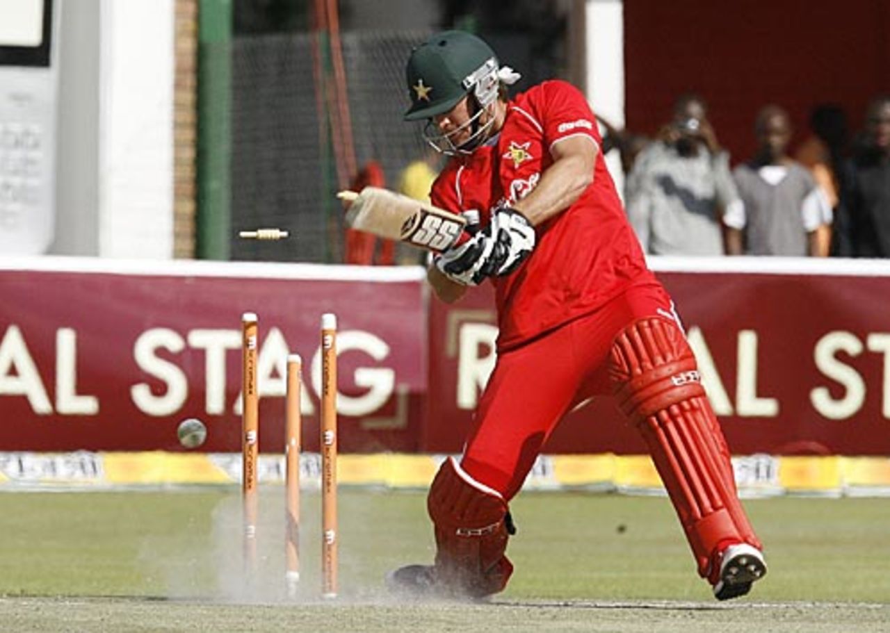 Charles Coventry is yorked by Ashok Dinda, Zimbabwe v India, 2nd Twenty20 international, Harare, June 13, 2010