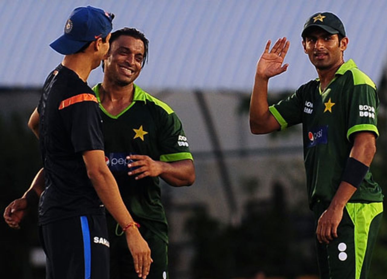 Ashish Nehra shares a lighter moment with Shoaib Akhtar and Shoaib Malik, Dambulla, June 14, 2010
