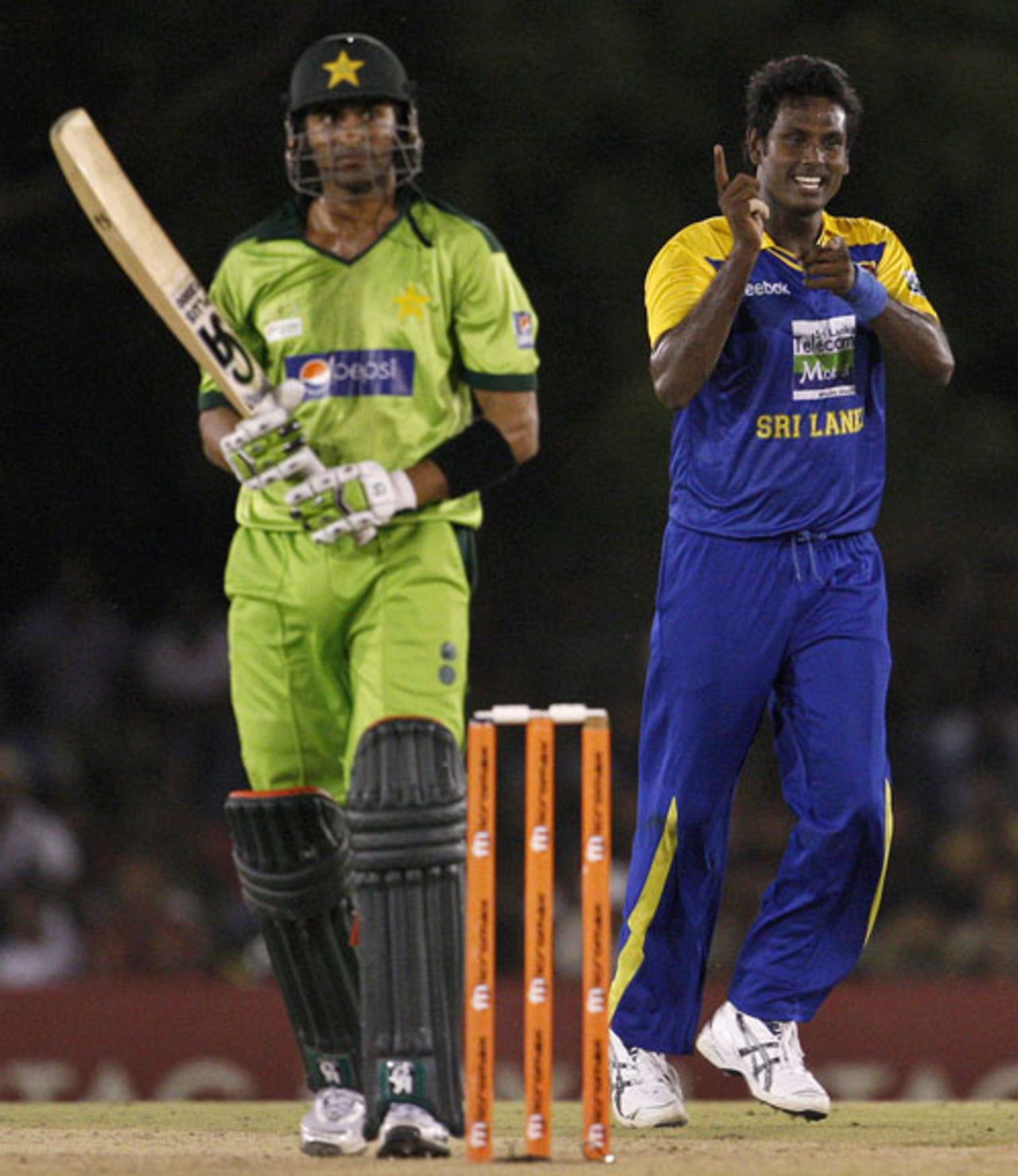 Angelo Mathews sends Shoaib Malik back, Sri Lanka v Pakistan, Asia Cup, Dambulla, June 15, 2010