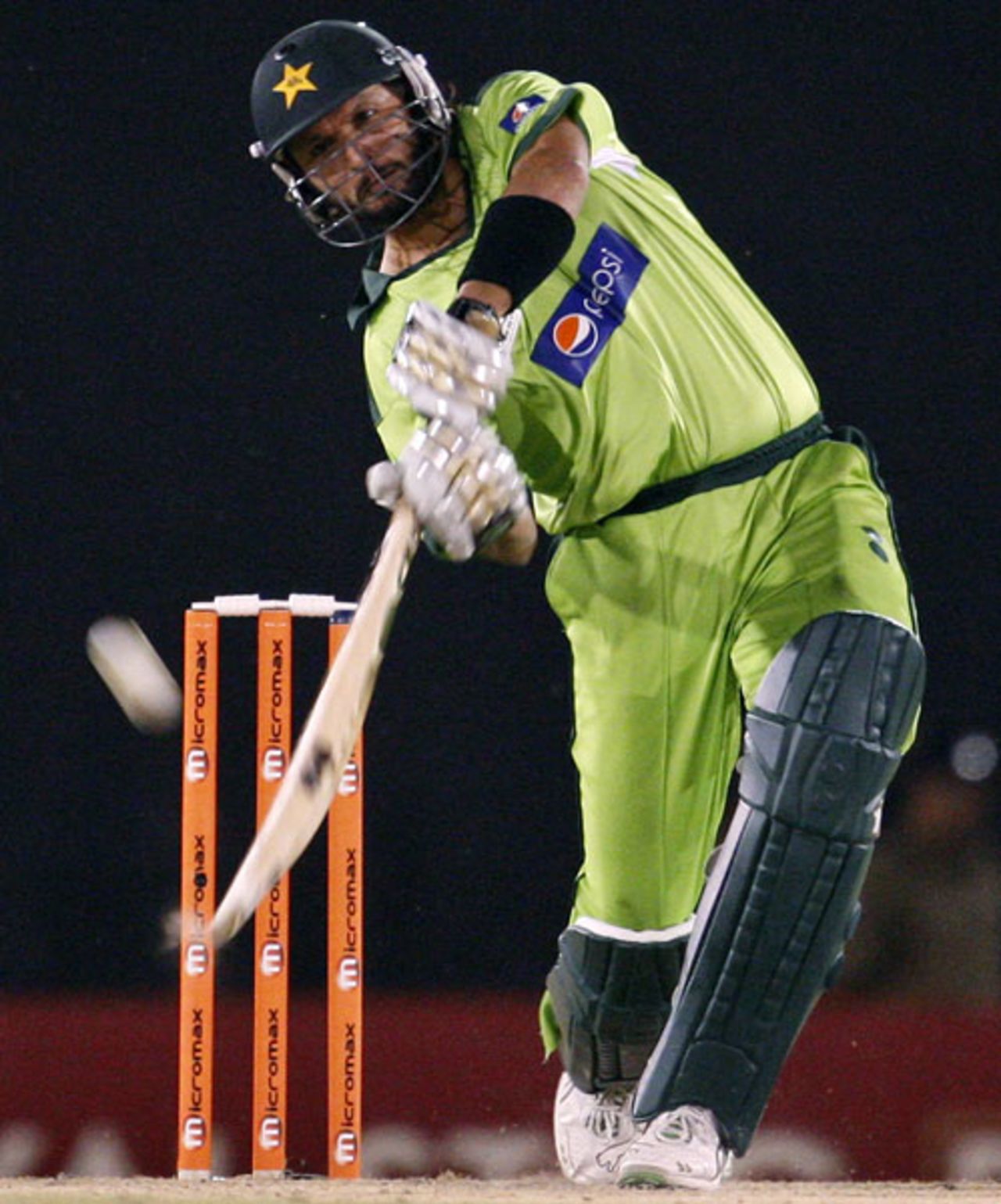 Shahid Afridi launches one into orbit, Sri Lanka v Pakistan, Asia Cup, Dambulla, June 15, 2010