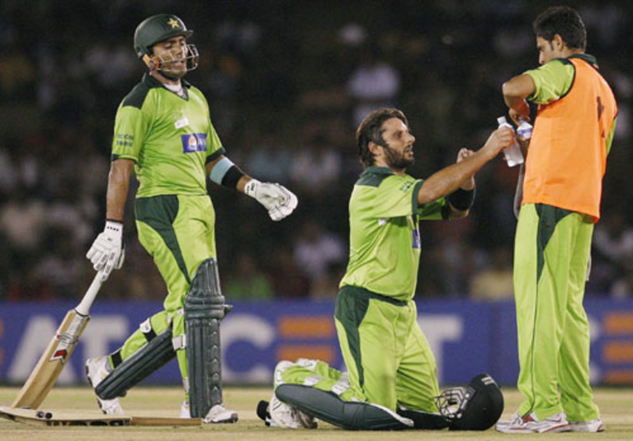 Shahid Afridi struggles with cramps during his century, Sri Lanka v Pakistan, Asia Cup, Dambulla, June 15, 2010