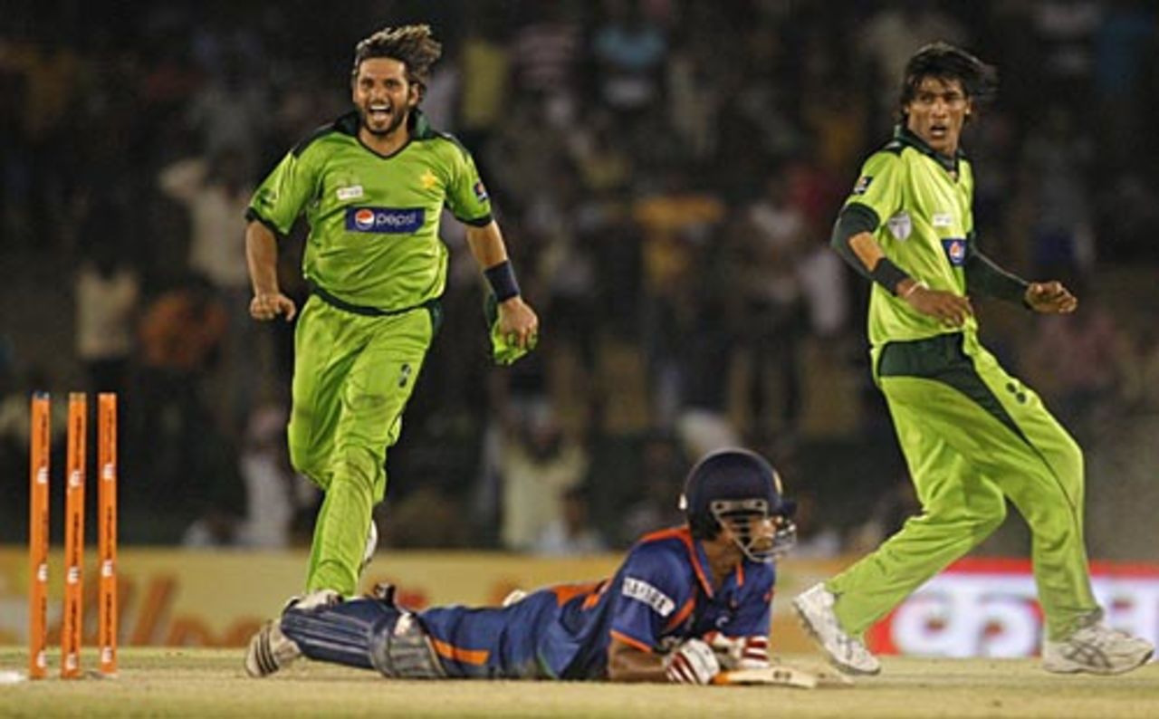 Pakistan celebrate Suresh Raina's run out, India v Pakistan, 4th ODI, Asia Cup, Dambulla