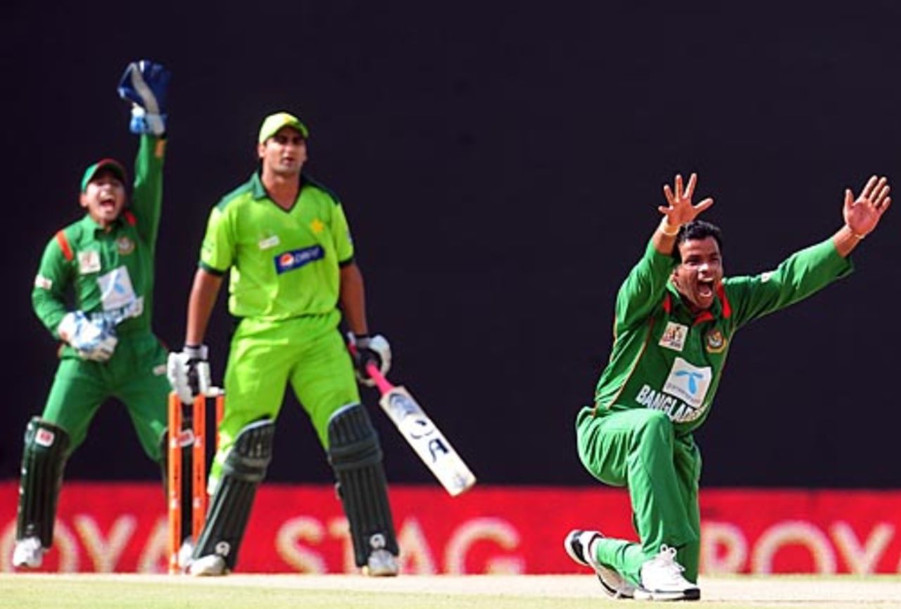 Abdur Razzak appeals against Shahzaib Hasan, Bangladesh v Pakistan, 5th ODI, Asia Cup, Dambulla, June 21, 2010