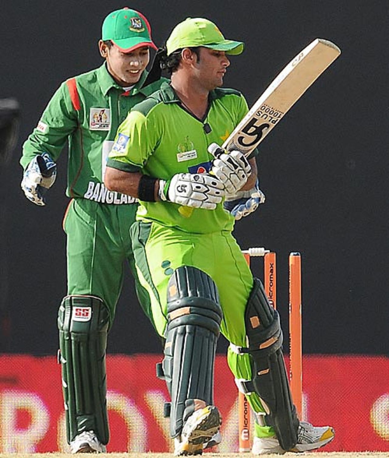 Imran Farhat is bowled by Shakib Al Hasan, Bangladesh v Pakistan, 5th ODI, Asia Cup, Dambulla, June 21, 2010