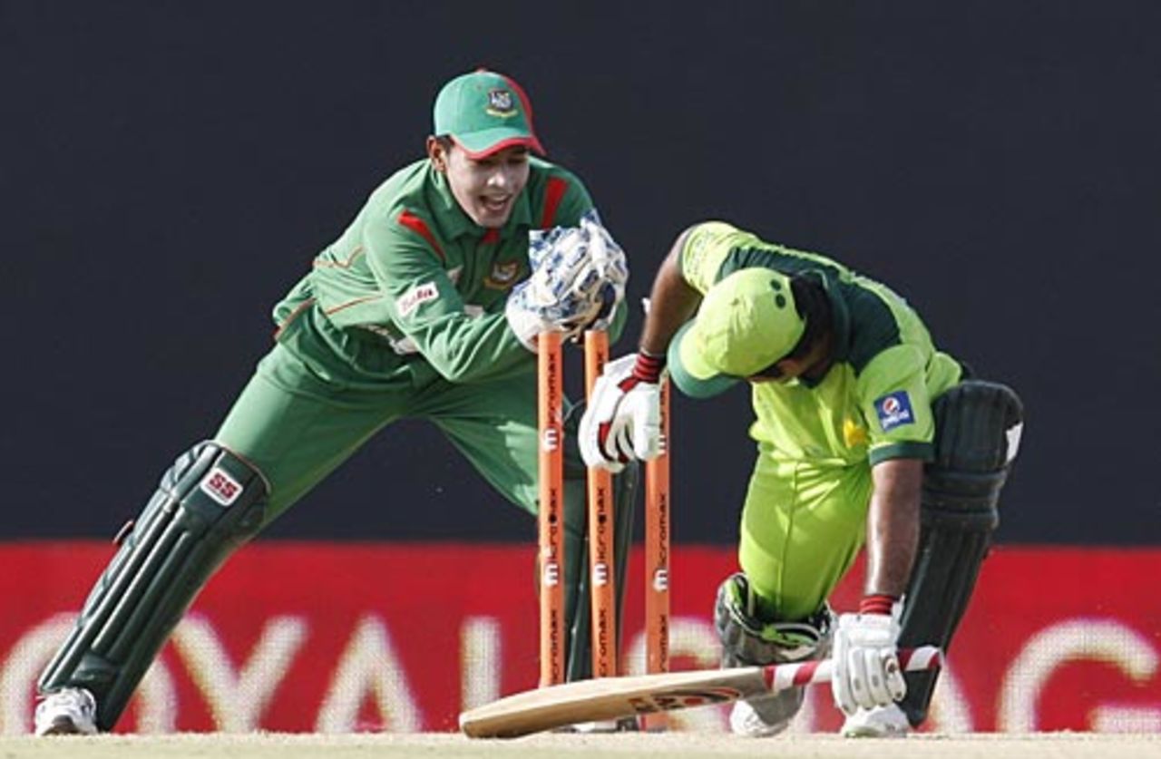 Mushfiqur Rahim stumps Asad Shafiq, Bangladesh v Pakistan, 5th ODI, Asia Cup, Dambulla, June 21, 2010
