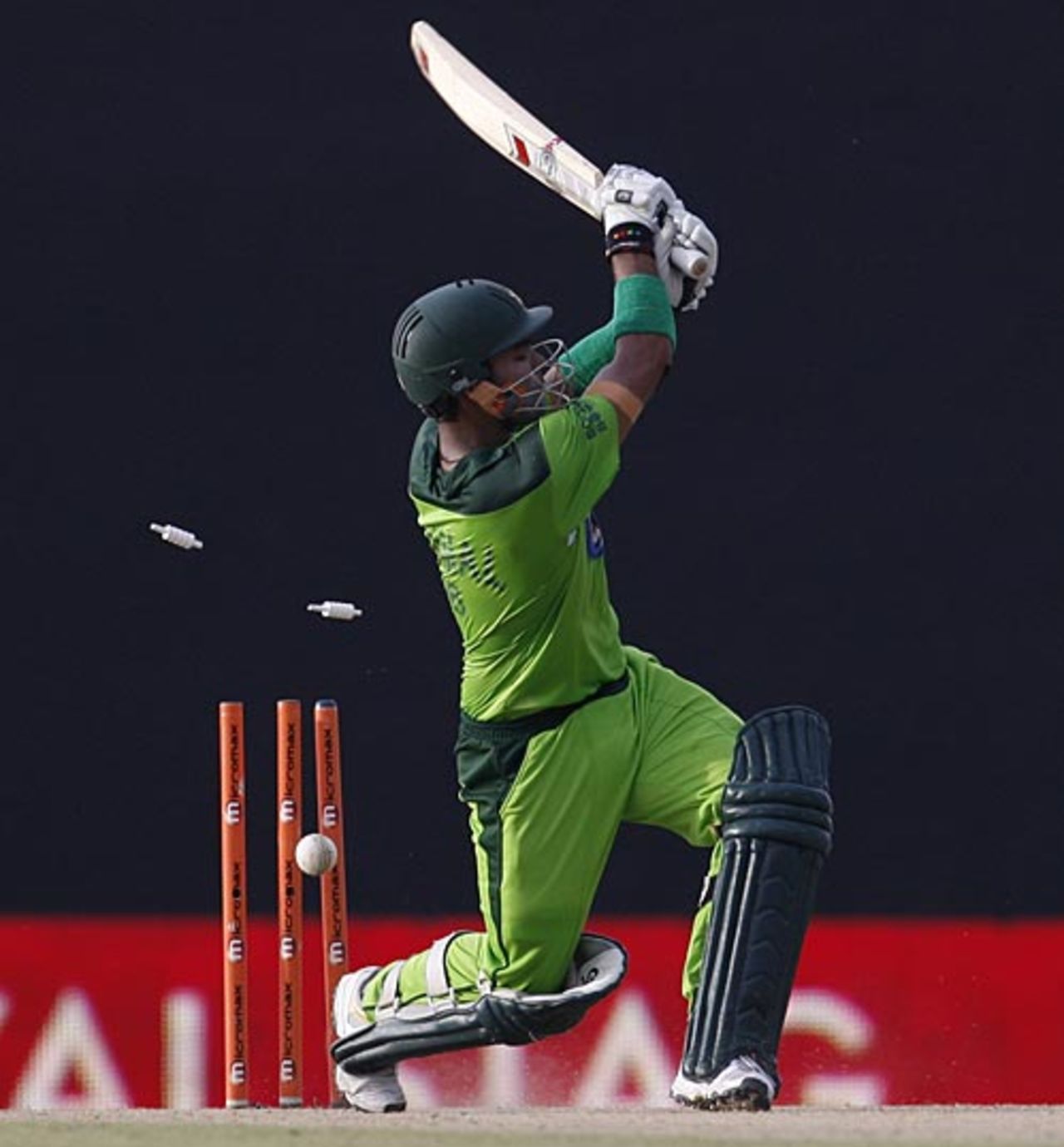 Umar Akmal missed a slog and was bowled, Bangladesh v Pakistan, 5th ODI, Asia Cup, Dambulla, June 21, 2010