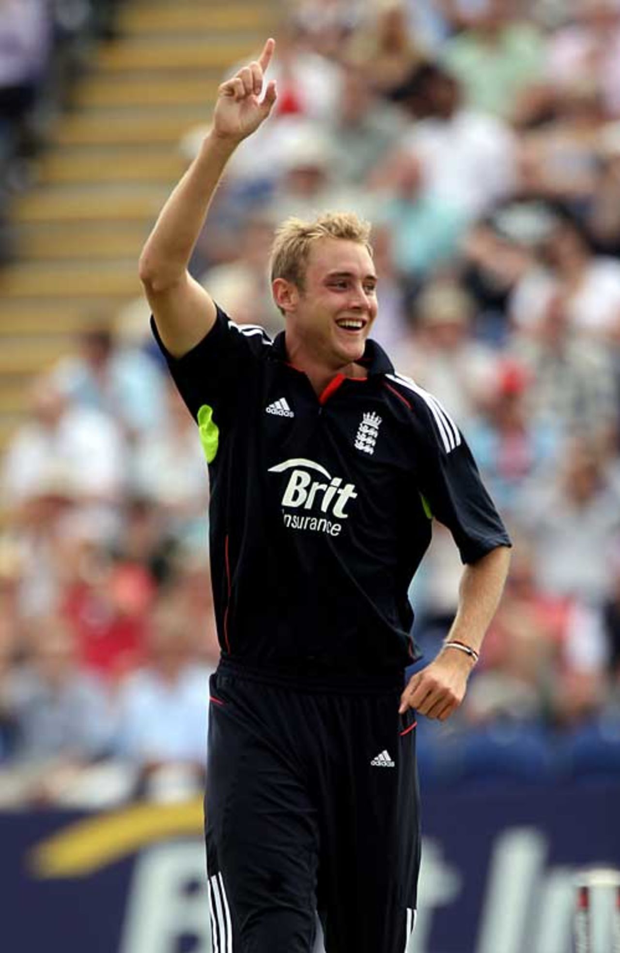 Stuart Broad lifted England with two important wickets, England v Australia, 2nd ODI, Cardiff, June 24, 2010