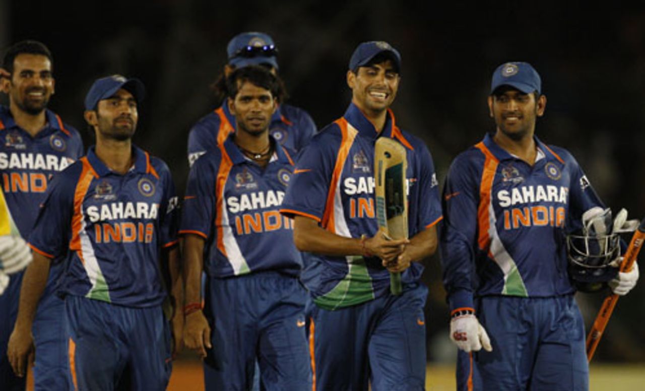 Ashish Nehra leads the victorious Indian team off after the game, Sri Lanka v India, Final, Dambulla, June 24, 2010