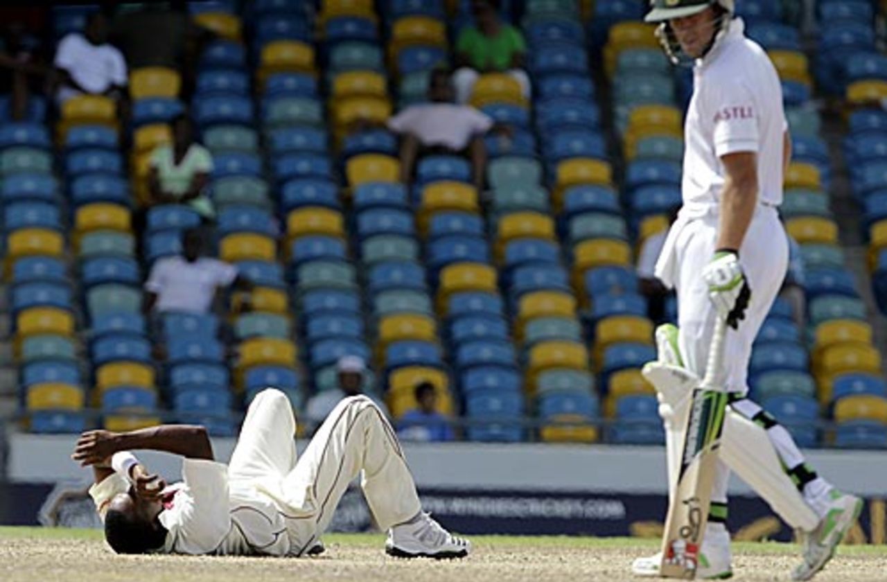 Dwayne Bravo reacts in frustration after AB de Villiers almost chopped one back on, West Indies v South Africa, 3rd Test, Barbados, 2nd day, June 27, 2010