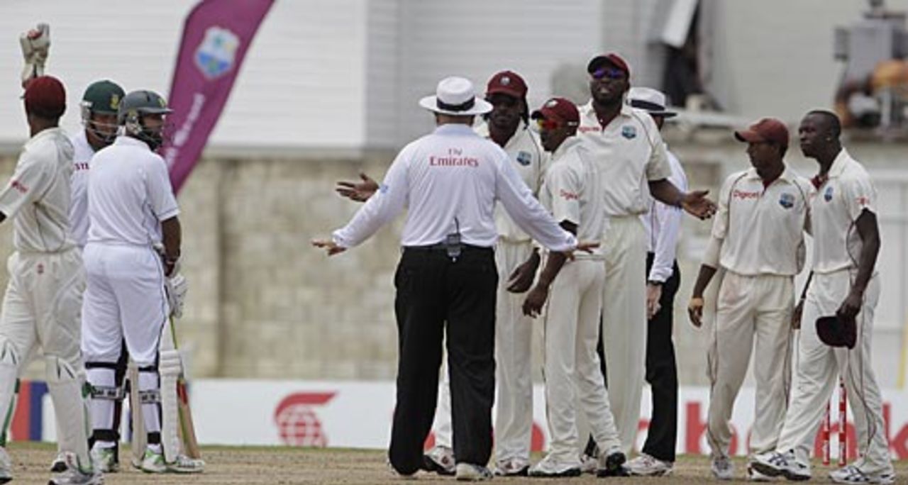 Steve Davis intervenes in the Jacques Kallis-Kemar Roach incident, West Indies v South Africa, 3rd Test, Barbados, 4th day, June 29, 2010 
