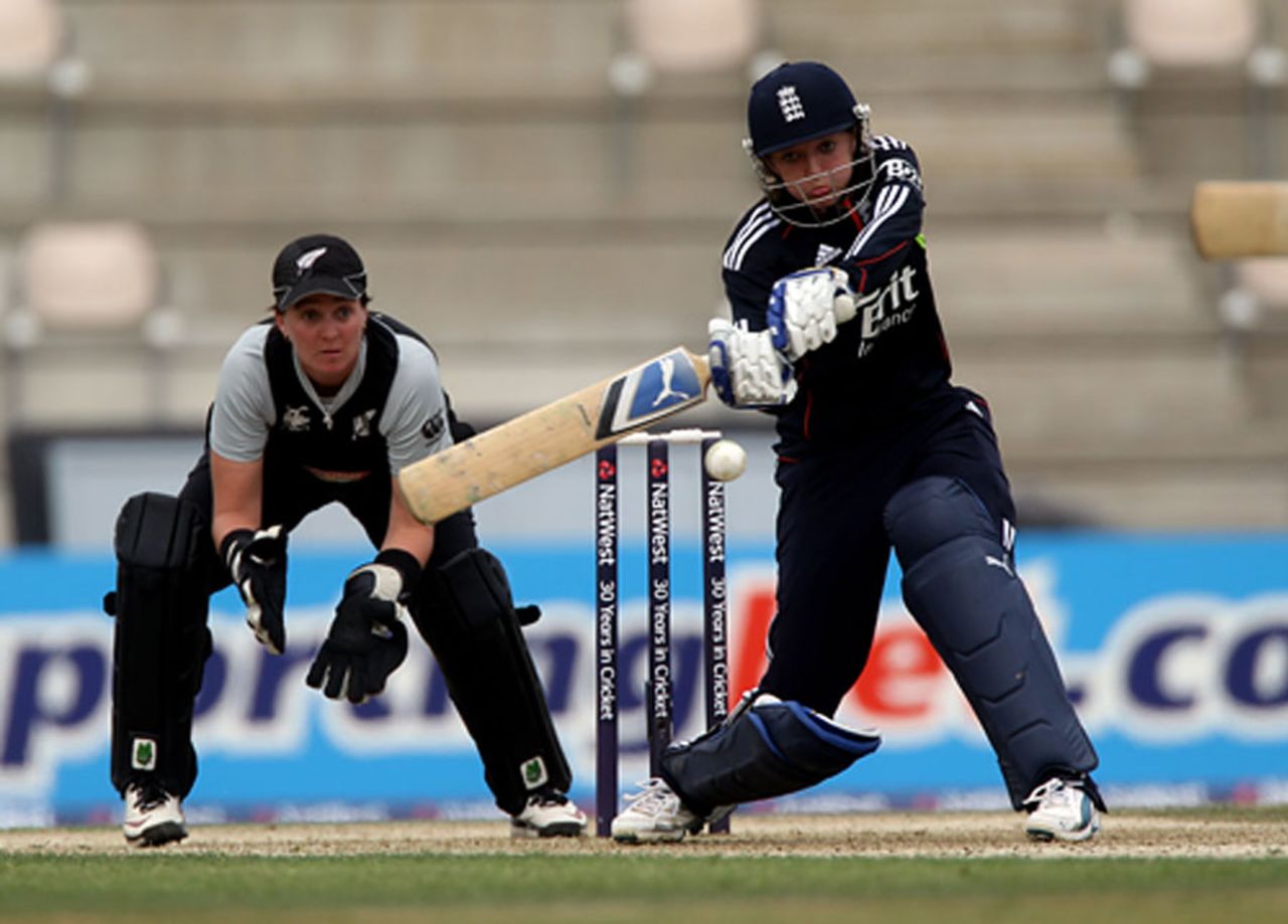 Sarah Taylor reached her fifty off 44 balls as she held England's chase together, England Women v New Zealand Women, 2nd T20I, Rose Bowl, July 1, 2010