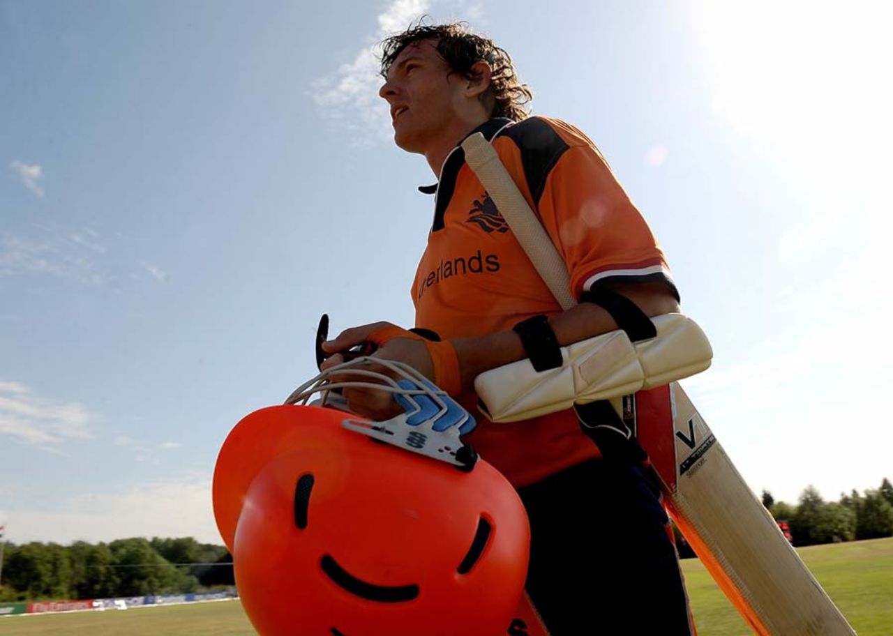 Eric Szwarczynski guided Netherlands to an easy victory, Netherlands v Canada, ICC WCL Division 1, Rotterdam, July 5 2010