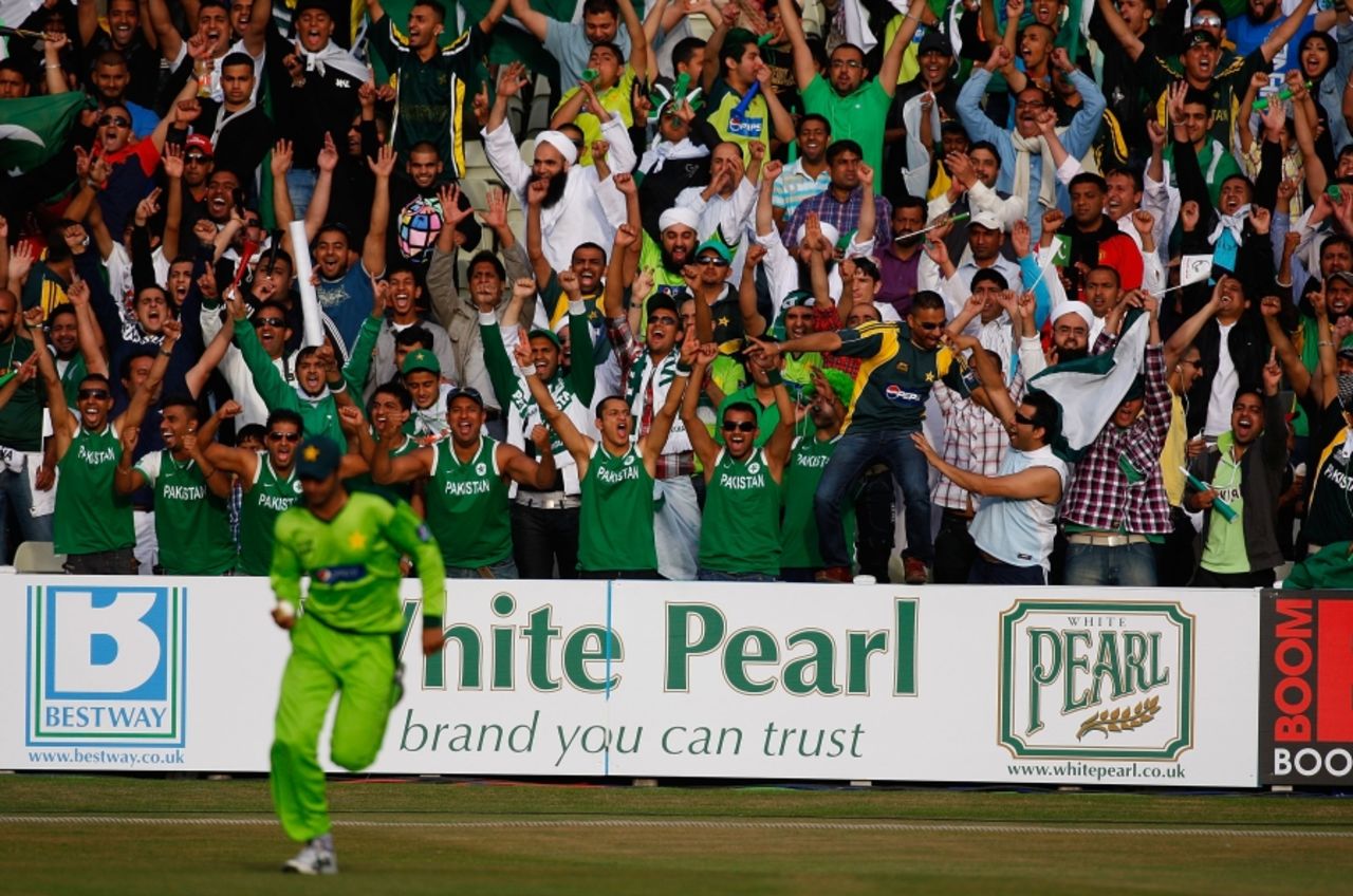Shoaib Malik held on to a chance near the boundary to get rid of Cameron White, Pakistan v Australia, 2nd Twenty20, Edgbaston, July 6 2010