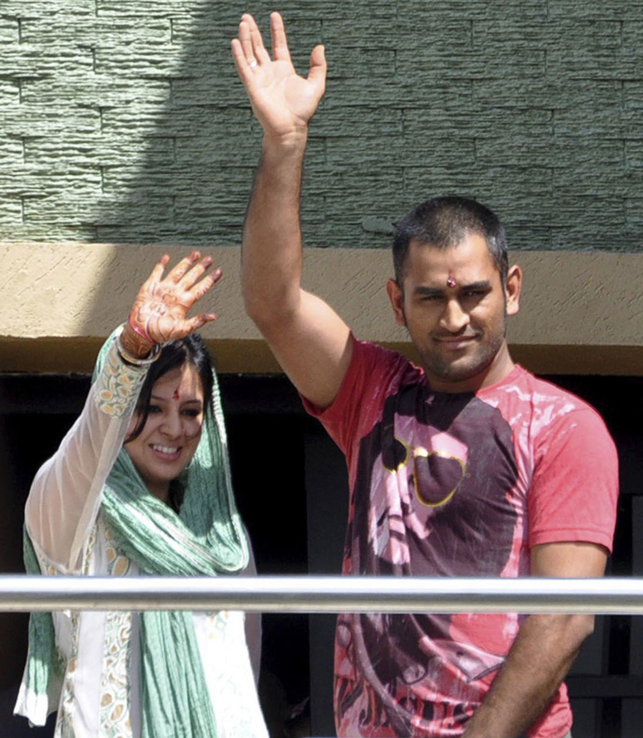 MS Dhoni and his newly-wed wife Sakshi Rawat wave to the crowd, Ranchi, July 7, 2010