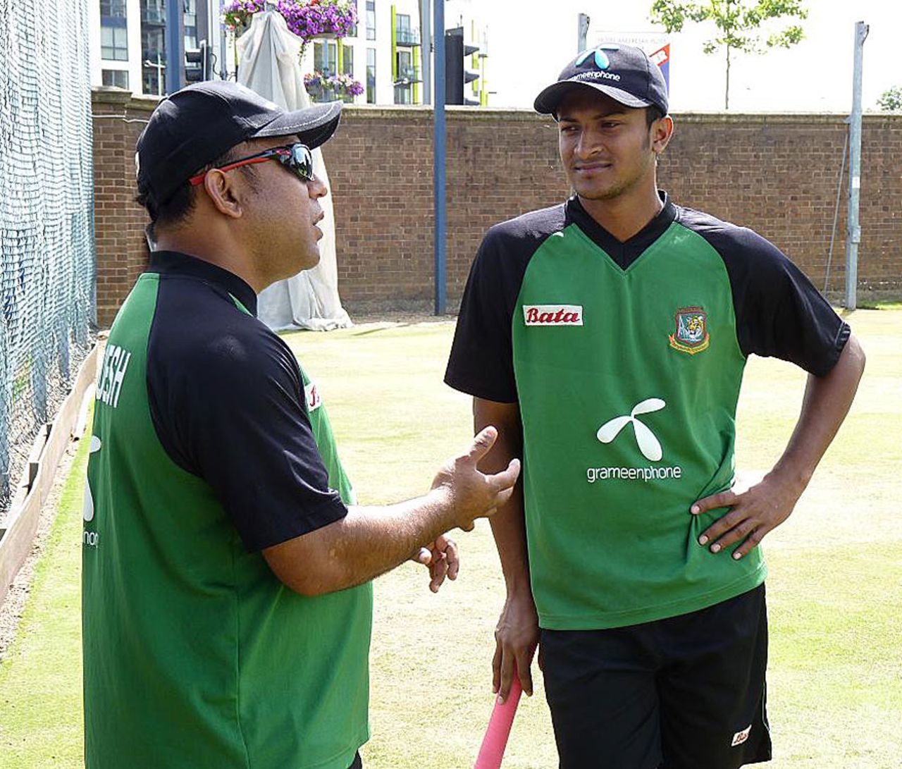 Khalid Mahmud has a chat with Shakib Al Hasan, Edgbaston, July 11, 2010