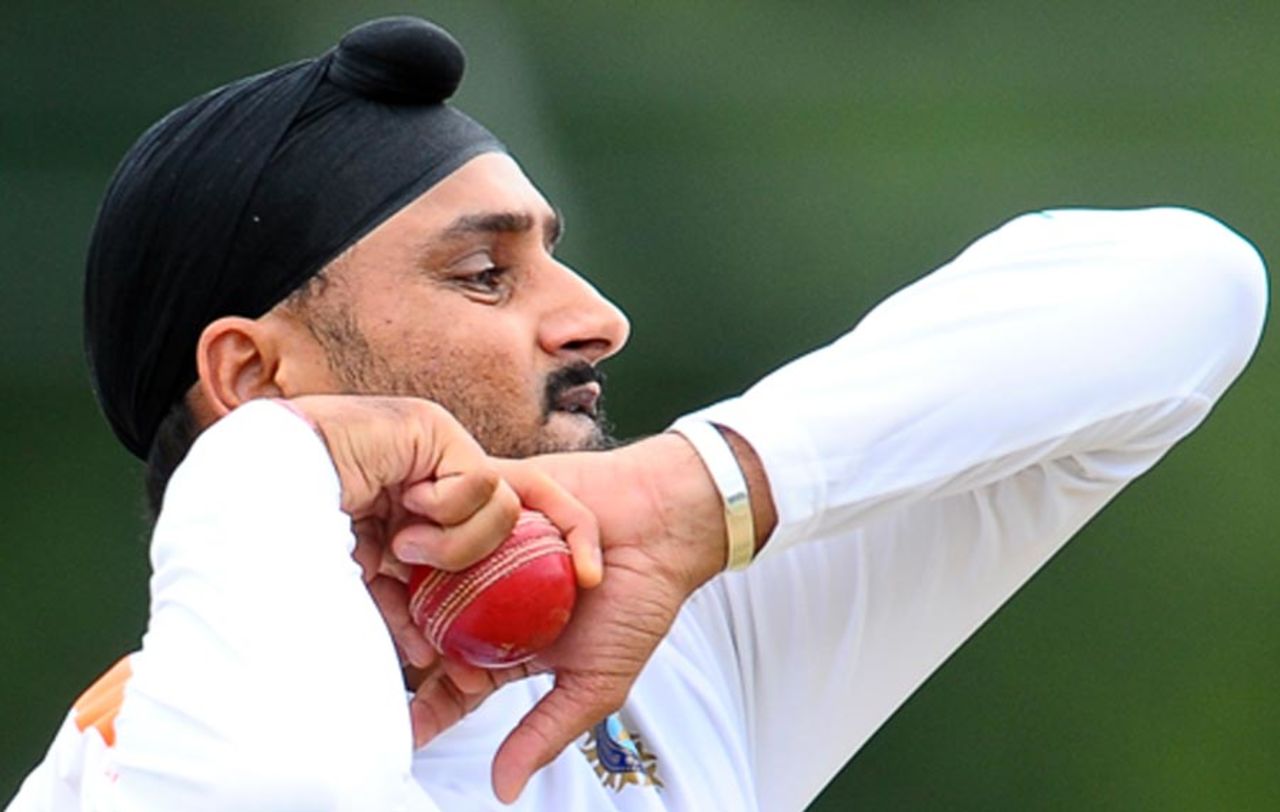 Harbhajan Singh, recovering from fever, tries out at the nets, Colombo, July 15, 2010