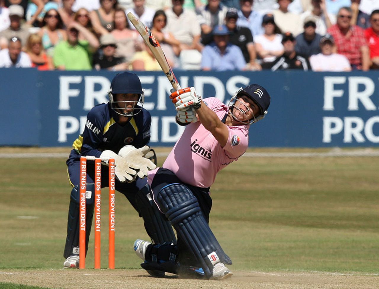 David Warner hit six fours and a six in his quickfire 37, Essex v Middlesex, Friends Provident t20, Chelmsford, July 18, 2010