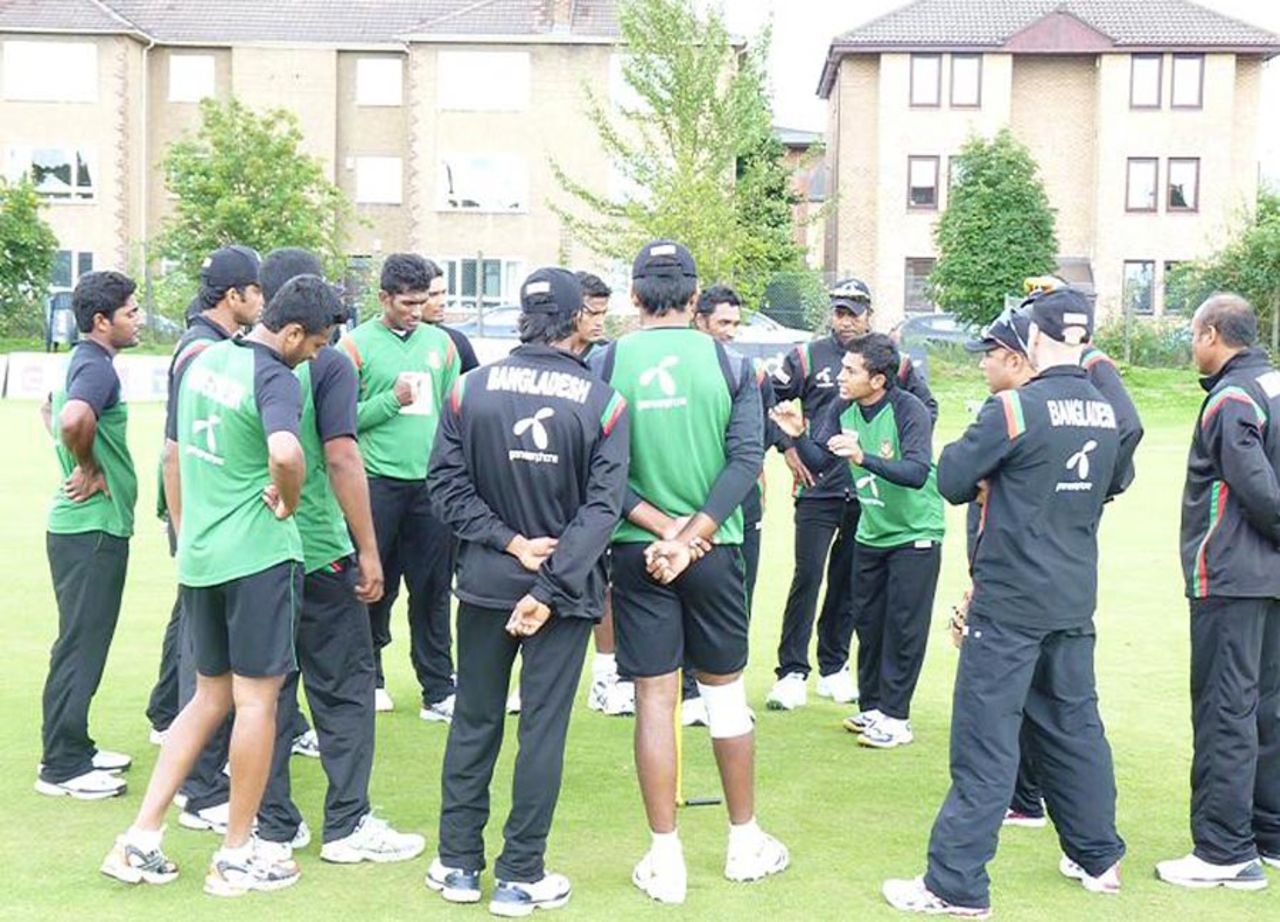 Mushfiqur Rahim speaks to the Bangladesh team during practice, Glasgow, July 18, 2010