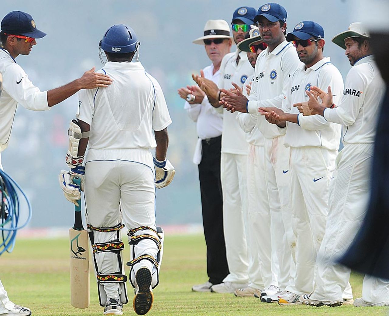 Muttiah Muralitharan gets a guard of honour from the Indian players as he walks out to bat, 1st Test, Galle, 3rd day, July 20, 2010